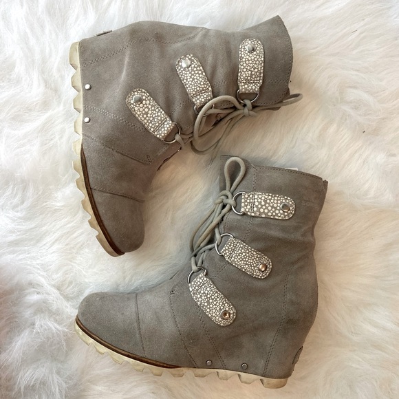 Joan of Arc Wedge - Picture 1 of 3